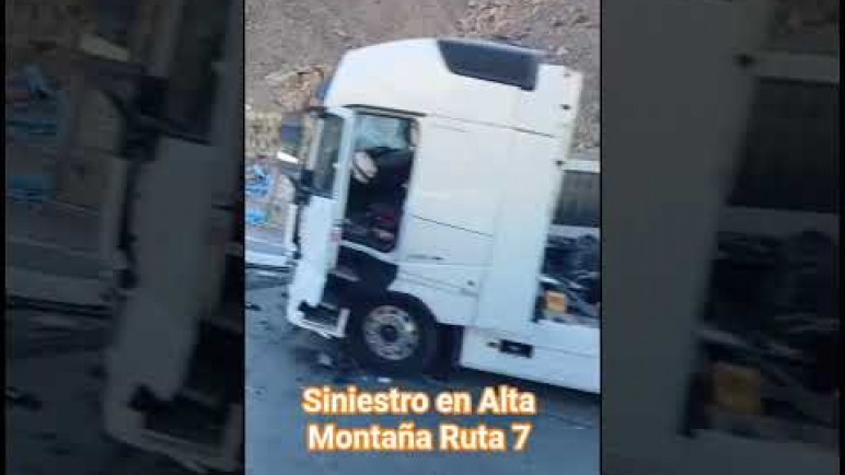 Accidente en Alta Montaña: una persona atrapada dentro de un camión